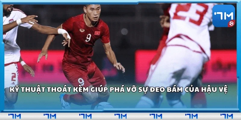 Kỹ thuật thoát kèm giúp phá vỡ sự đeo bám của hậu vệ.