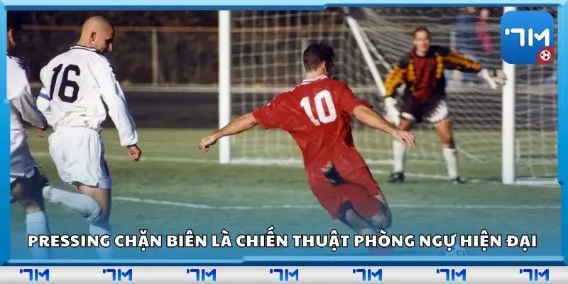 Pressing chặn biên là chiến thuật phòng ngự hiện đại trong bóng đá
